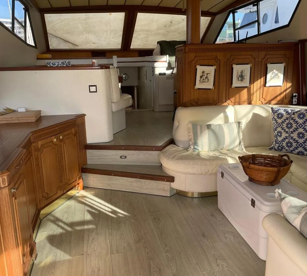 Botel Waterfront Cozy Two Bedrooms Barcelona